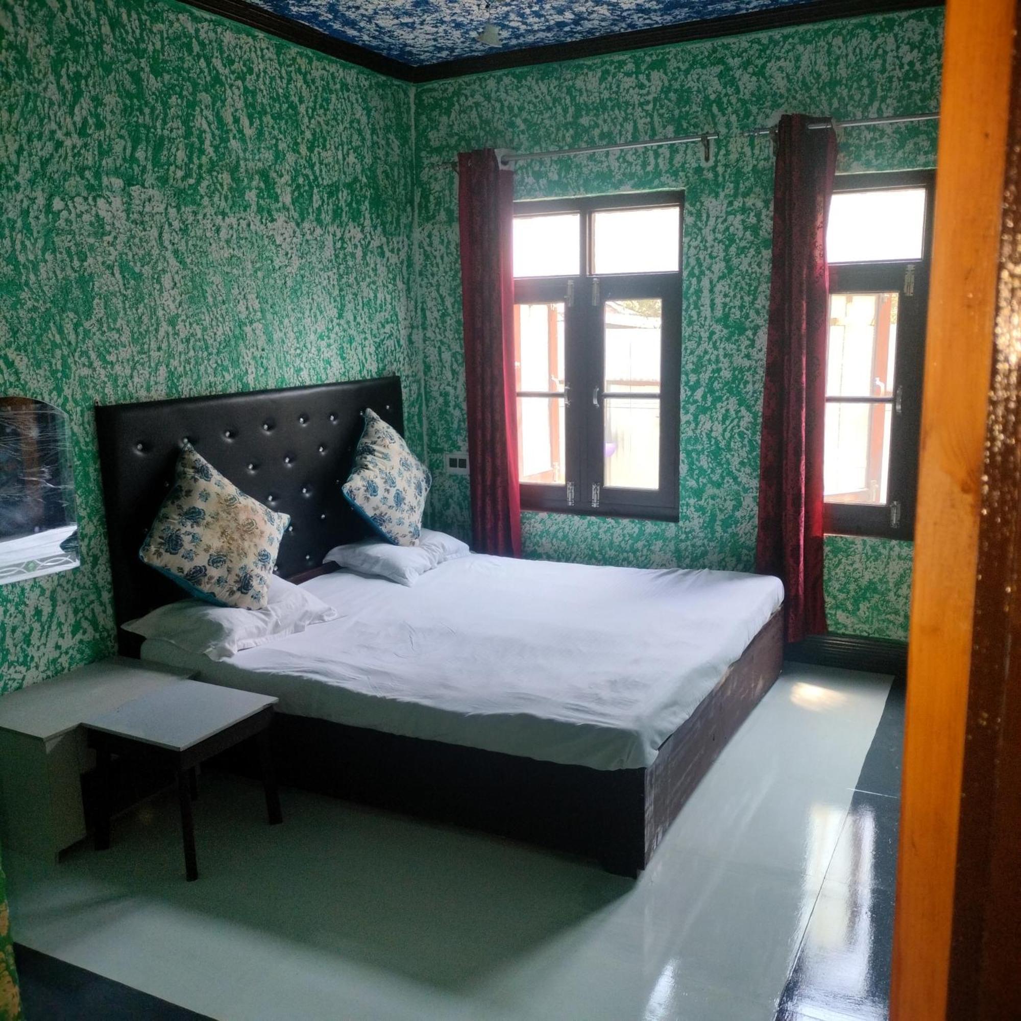 Hotel Sunlight Srinagar Room photo